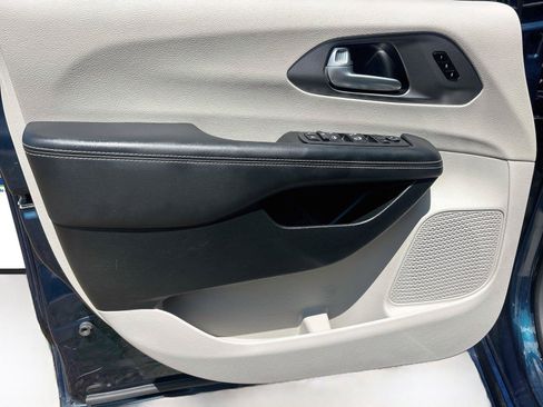 Used 2023 Chrysler Pacifica Touring-L FWD image 19