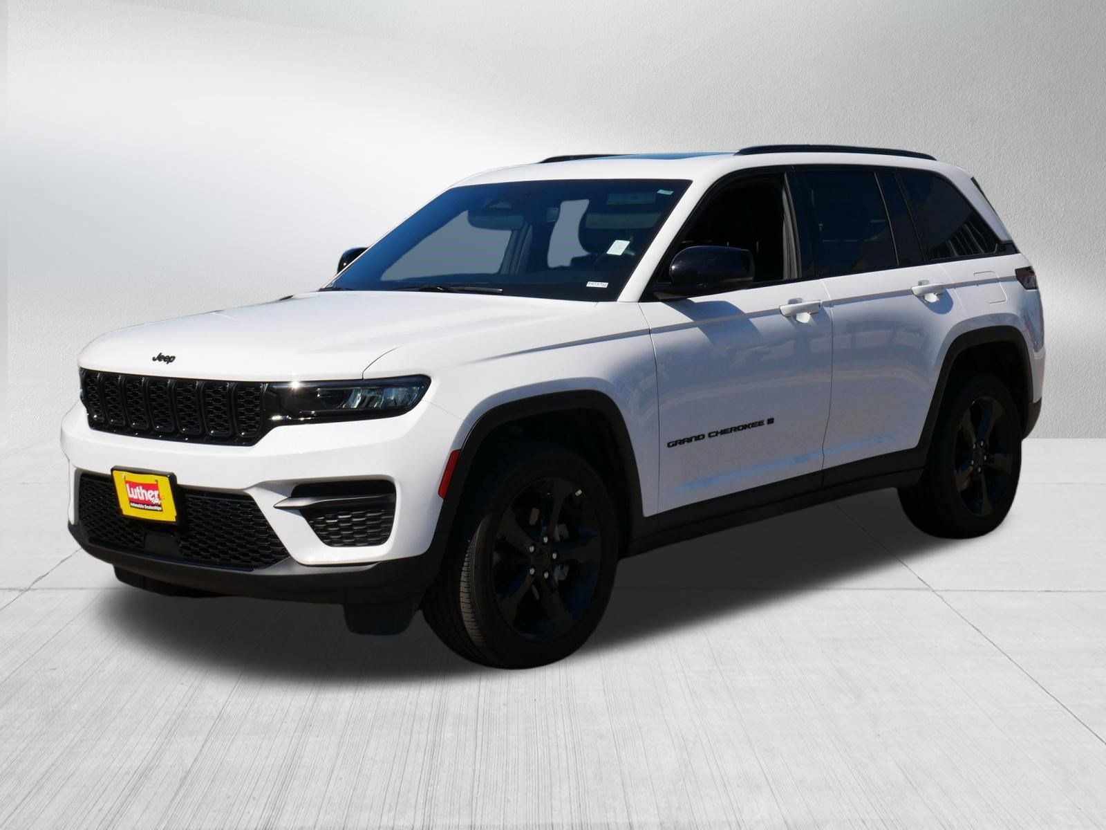 Used 2023 Jeep Grand Cherokee Altitude AWD/4WD image 3