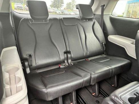 Used 2022 Kia Carnival LX FWD image 11
