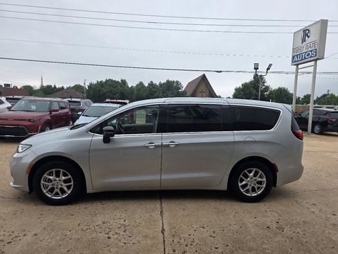 Used 2024 Chrysler Pacifica Touring-L FWD image 4
