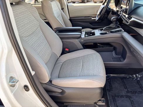 Used 2023 Toyota Sienna LE image 32