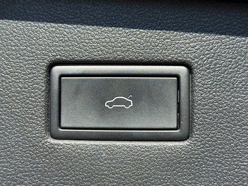 Used 2023 Volkswagen Tiguan SEL R-Line image 12