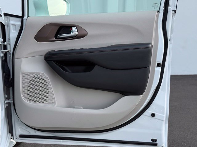 Used 2019 Chrysler Pacifica Touring-L FWD image 16