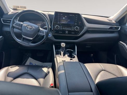 Used 2022 Toyota Highlander XLE AWD/4WD image 10