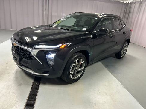 Used 2025 Chevrolet Trax LT w/ LT Convenience Package FWD image 3