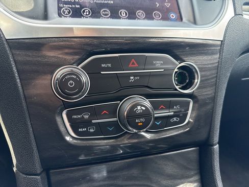 Used 2017 Chrysler 300 Limited image 31