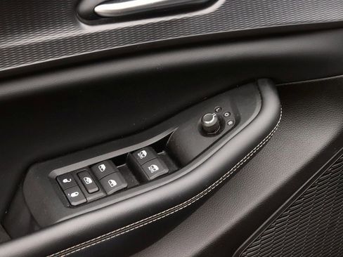 Used 2023 Jeep Grand Cherokee Laredo image 11