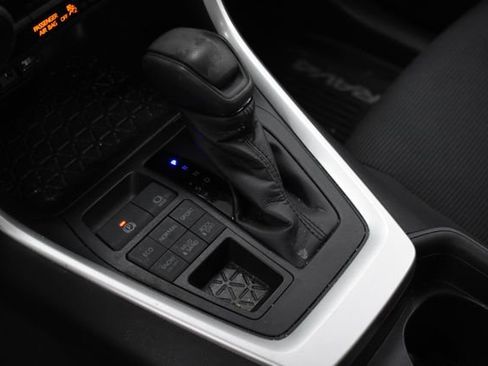 Used 2020 Toyota RAV4 LE image 17