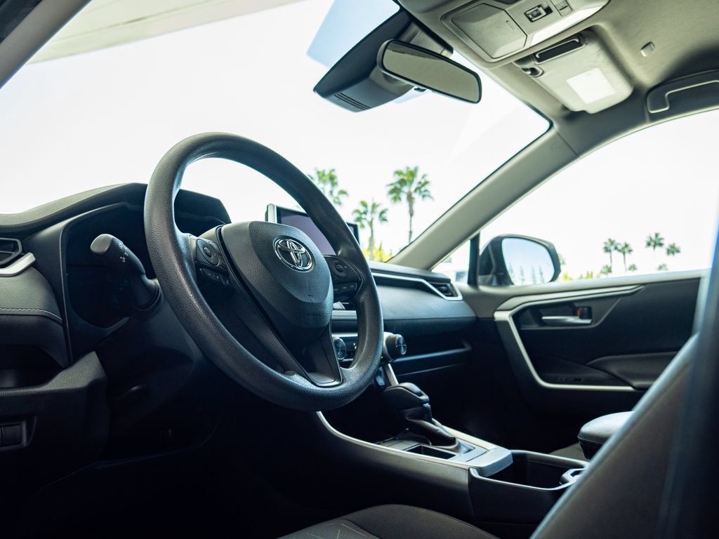 Used 2025 Toyota RAV4 XLE FWD image 4