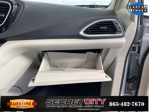 Used 2024 Chrysler Pacifica Touring-L image 31