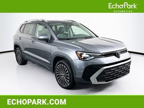 Used 2025 Volkswagen Taos SE FWD image 1