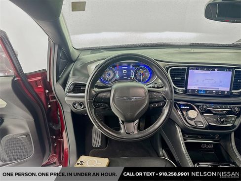 Used 2022 Chrysler Pacifica Limited w/ Uconnect Theater Family Group image 24