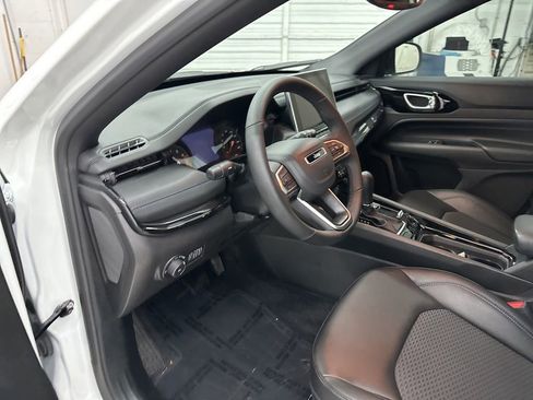 Used 2025 Jeep Compass Latitude w/ Altitude Special Edition image 9