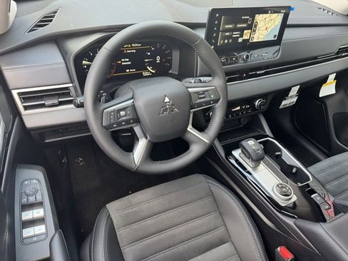 New 2025 Mitsubishi Outlander SE image 17