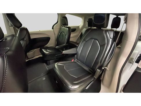Used 2024 Chrysler Pacifica Touring-L image 14