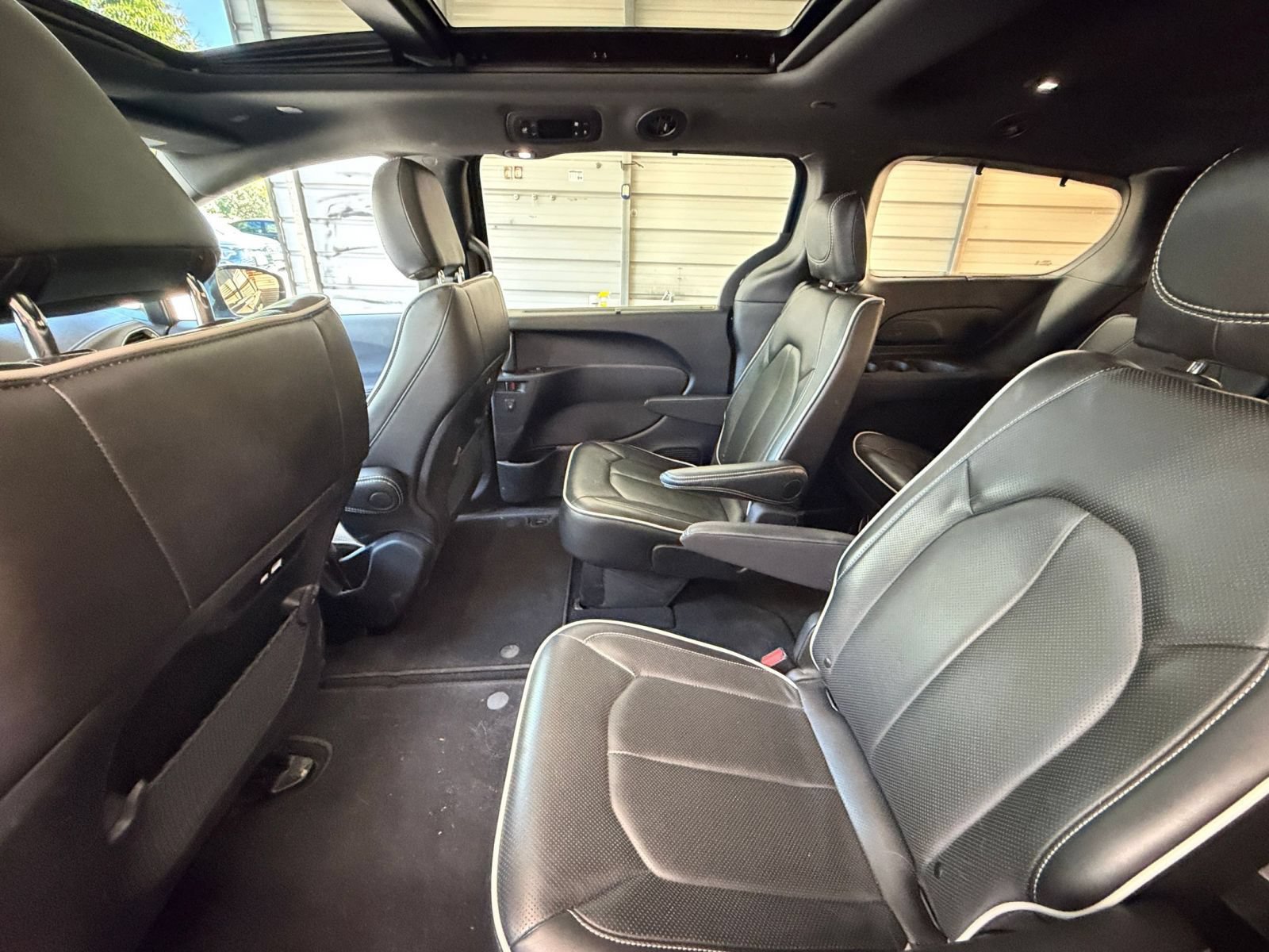 Used 2025 Chrysler Pacifica Limited FWD image 28