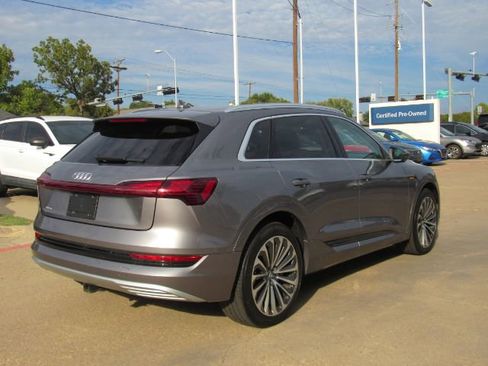 Used 2019 Audi e-tron Prestige w/ Prestige Package image 8