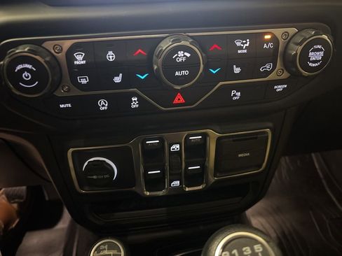 Used 2018 Jeep Wrangler Unlimited Sahara AWD/4WD image 13