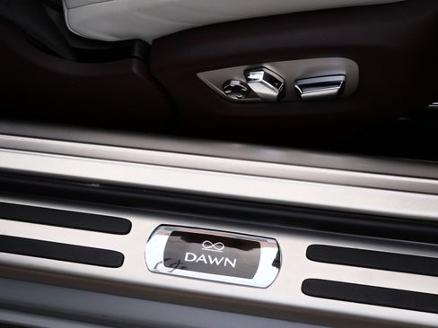 Used 2019 Rolls-Royce Dawn RWD image 9