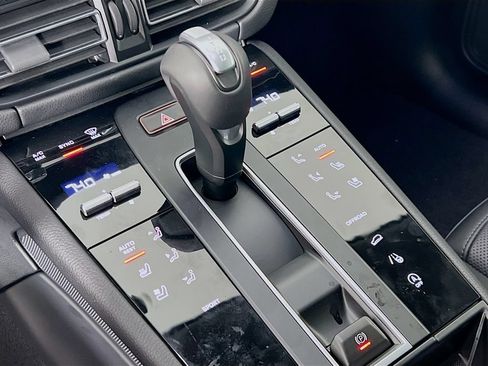 Certified 2026 Porsche Macan AWD/4WD image 18