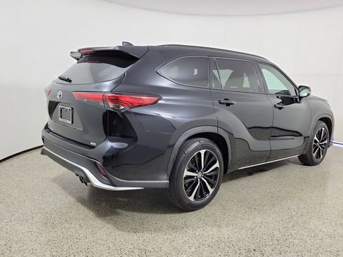 Used 2022 Toyota Highlander XSE FWD image 5
