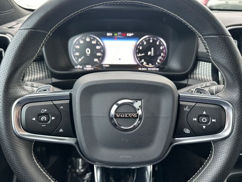 Used 2019 Volvo XC40 T4 R-Design image 25