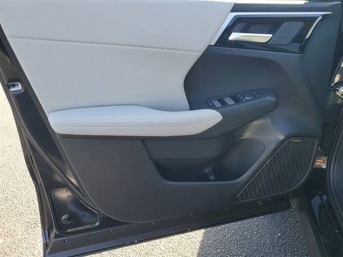 New 2025 Mitsubishi Outlander SE image 8