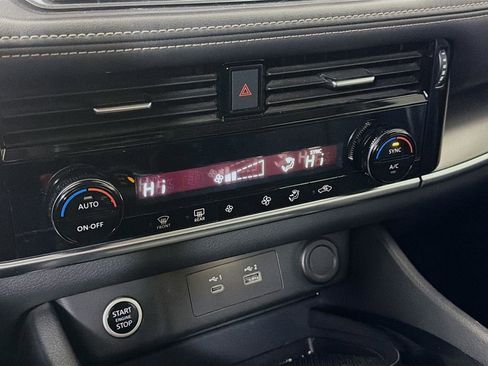 Used 2021 Nissan Rogue SV image 15