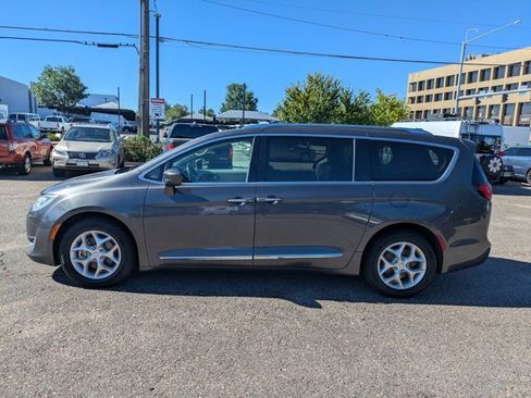 Used 2019 Chrysler Pacifica Touring-L Plus FWD image 9