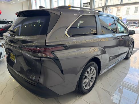 Used 2024 Toyota Sienna XLE w/ XLE Plus Package FWD image 7