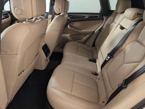 Certified 2025 Porsche Macan image 17