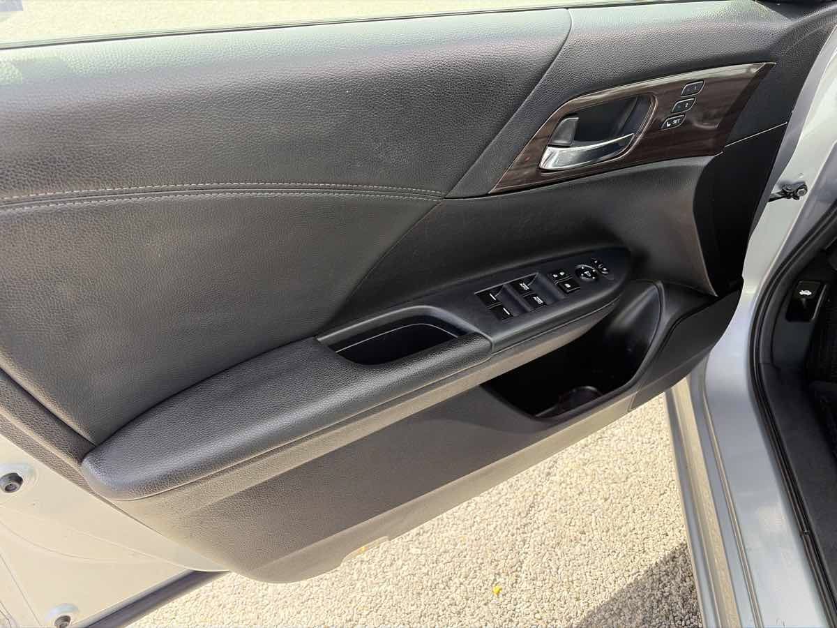 Used 2017 Honda Accord EX-L image 7
