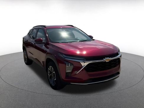 Used 2025 Chevrolet Trax LT w/ LT Convenience Package FWD image 3