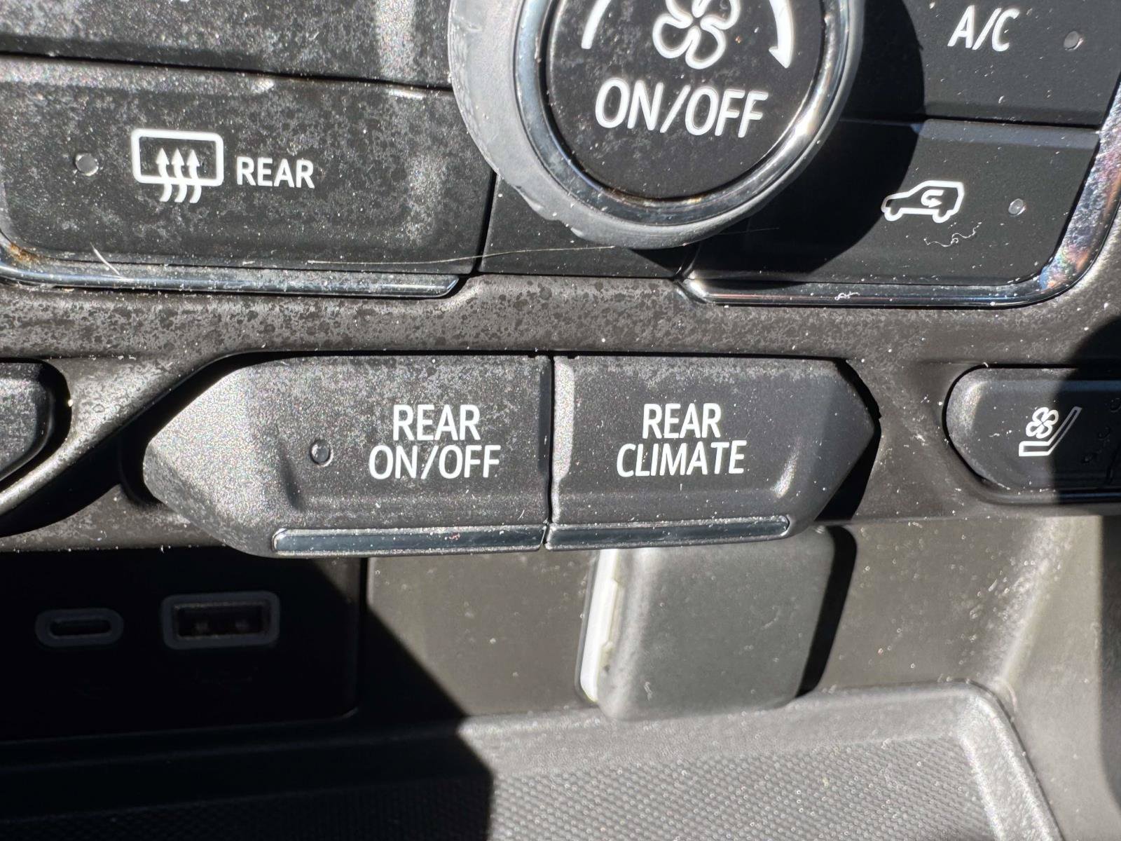 Used 2024 Chevrolet Tahoe Premier AWD/4WD image 34