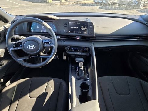 Used 2025 Hyundai Elantra Sport image 13