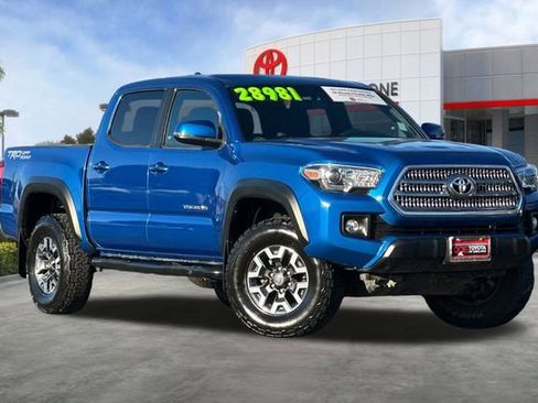 Certified 2017 Toyota Tacoma TRD Off-Road image 2