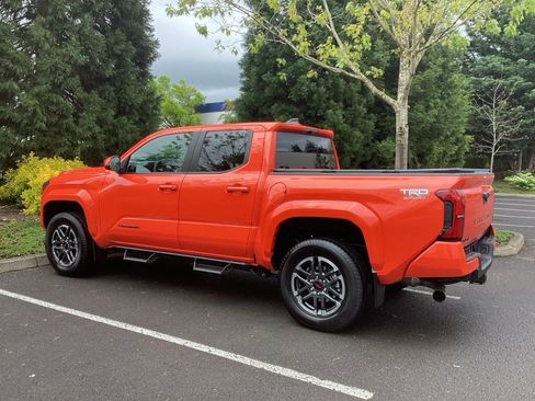 Used 2024 Toyota Tacoma TRD Sport AWD/4WD image 8