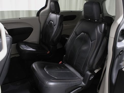 Used 2018 Chrysler Pacifica Touring-L Plus w/ Advanced Safetytec Group image 21