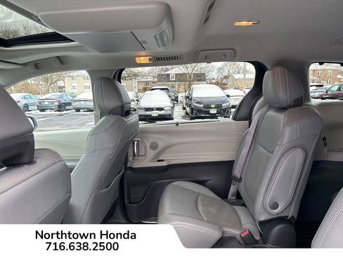 Used 2024 Toyota Sienna Limited image 19