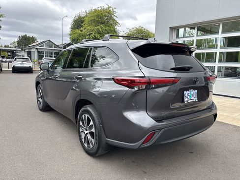 Used 2022 Toyota Highlander XLE AWD/4WD image 3