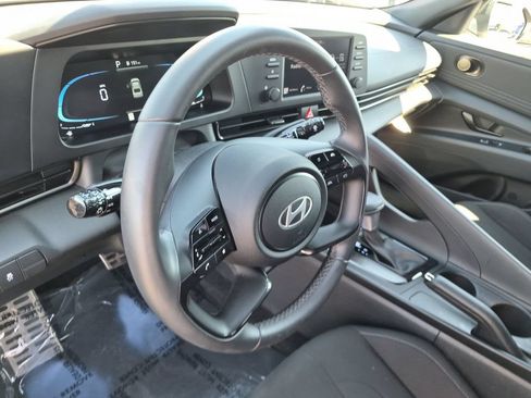 Used 2025 Hyundai Elantra Sport FWD image 17
