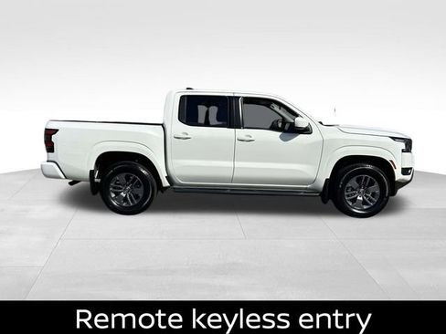 Used 2025 Nissan Frontier SV AWD/4WD image 2