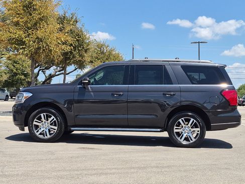Used 2022 Ford Expedition XLT RWD image 2