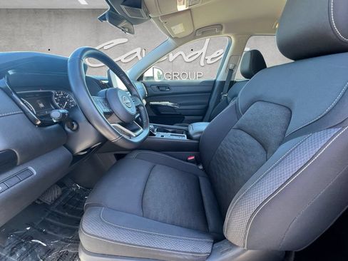 Used 2024 Nissan Pathfinder SV FWD image 19
