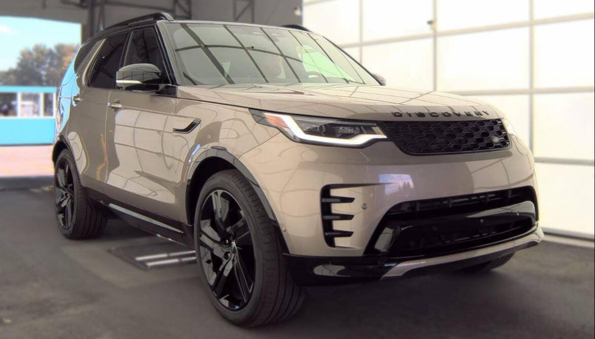 Used 2024 Land Rover Discovery Dynamic SE AWD/4WD image 4