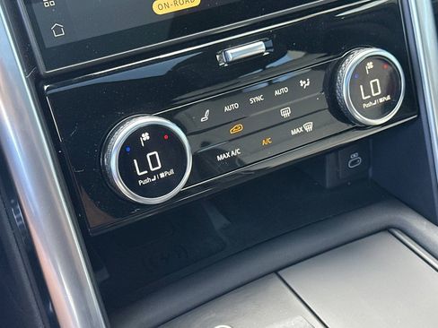 Used 2024 Land Rover Discovery Dynamic SE image 23