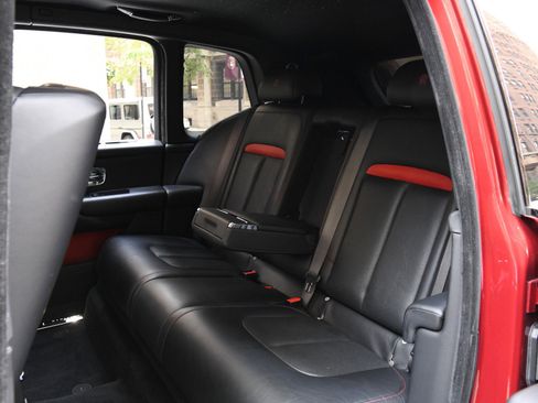 Used 2021 Rolls-Royce Cullinan Black Badge image 12