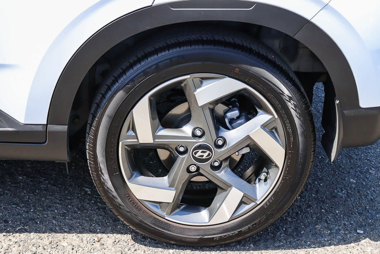 Used 2024 Hyundai Venue SEL FWD image 13
