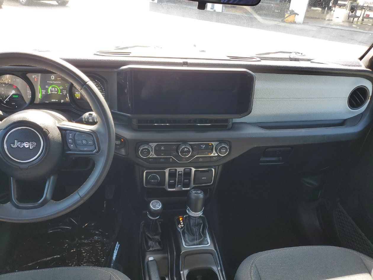 Used 2024 Jeep Wrangler Unlimited AWD/4WD image 14