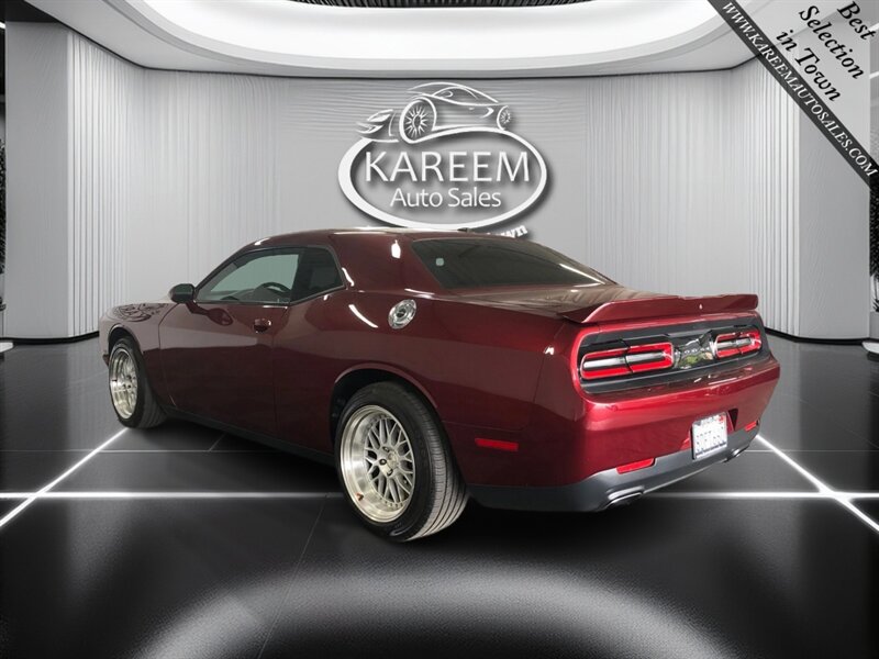 Used 2018 Dodge Challenger SXT RWD image 7